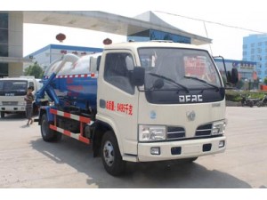 102马力 4×2 吸污车(CLW5060GXW3)