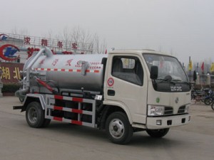 90马力 4×2 吸污车(CLW5050GXW3)
